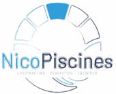 Logo NicoPiscines: lettres bleues, arc de tuiles de piscine stylisées. Services: Construction, Rénovation, Entretien.