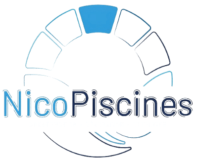 Logo NicoPiscines avec motif semi-circulaire bleu. Spécialiste construction, rénovation, entretien de piscines.
