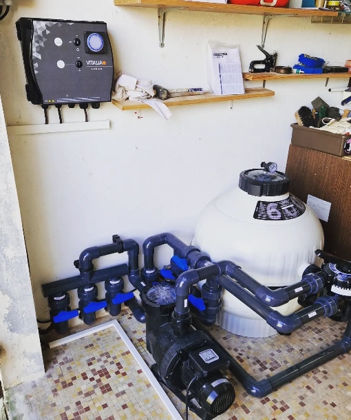 Installation de filtration piscine: filtre à sable (630), pompe, tuyauterie PVC, vannes bleues et boîtier mural VITALIA.